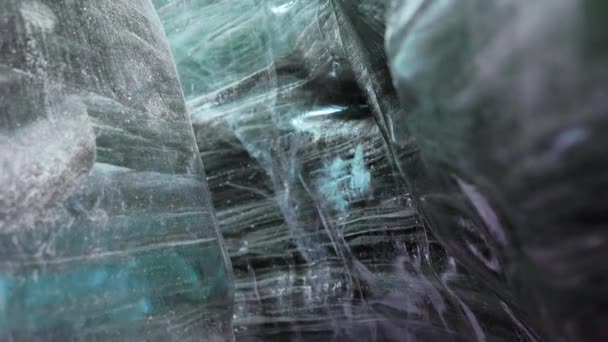 凍った氷の洞窟 氷冠の中の北極の景色 覆われた霜と透明な氷の塊があります 氷河の亀裂氷の岩 アイスランドの風景です 手持ち撮影 — ストック動画