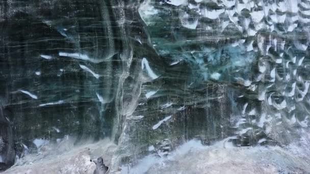 アイスランド 透明ブルーの氷山の中の美しい自然の氷河の氷のブロック アイスランドの氷の洞窟 氷河のハイキングで亀裂構造を持つ氷の岩 手持ち撮影 — ストック動画