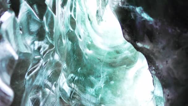 アイスランドのVatnajokullクレバス 雄大な透明氷の氷河の青い氷塊 氷の岩 北欧の風景に覆われた割れた氷のブロックと氷の洞窟の中 手持ち撮影 — ストック動画