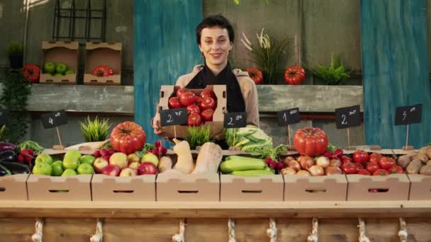 Продавец Женского Пола Стоит Местном Рынке Продавая Овощи Фрукты Глядя — стоковое видео