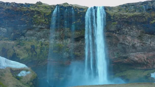 Водопад Seljalandsfoss Икеланде Красивыми Северными Пейзажами Поток Воды Падает Скалы — стоковое видео