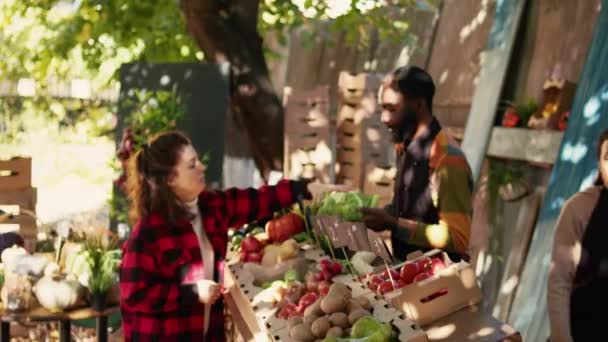 Mannelijke Lokale Verkoper Serveert Vrouw Met Verschillende Eco Producten Verkoop — Stockvideo