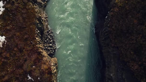 Luftaufnahme Des Isländischen Wasserfalls Der Flussschlucht Spektakuläre Nordische Landschaft Mit — Stockvideo