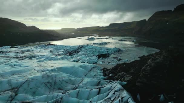 氷の塊が美しい北欧の風景 アイスランドのVatnajokull氷河のキャップを作成するとアイスランドの凍結湖 凍てつく海に浮かぶ雄大なダイヤモンド氷の岩 氷の風景 スローモーション — ストック動画