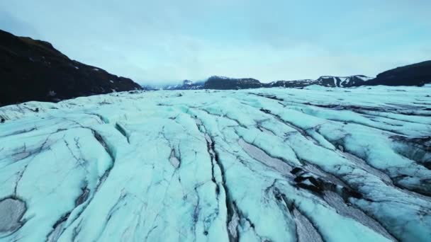 凍った湖 Vatnajokull氷河のキャップに浮かんでアイスランドの雄大な氷山のドローンショット アイスランドの風景 極性の風景を形成する美しい北欧風の氷の霜のブロック スローモーション — ストック動画