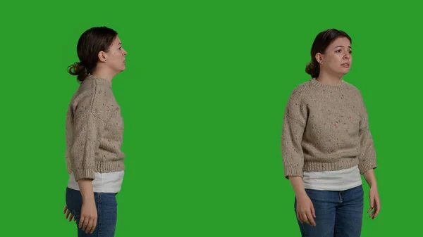 카메라에 불만을 표시하고 분노를 표출하고 스튜디오에서 갈등하는 여성의 청소년들은 초록빛 — 스톡 사진