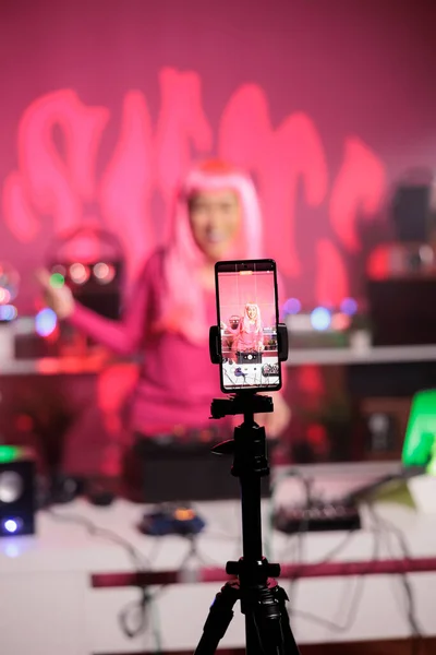 Mujer Con Pelo Rosa Divierten Mientras Graba Vídeo Con Música — Foto de Stock