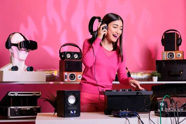 Asijský Hudebník Sluchátky Hrát Elektronickou Píseň Mixéru Konzole Stojící Stolu — Stock fotografie