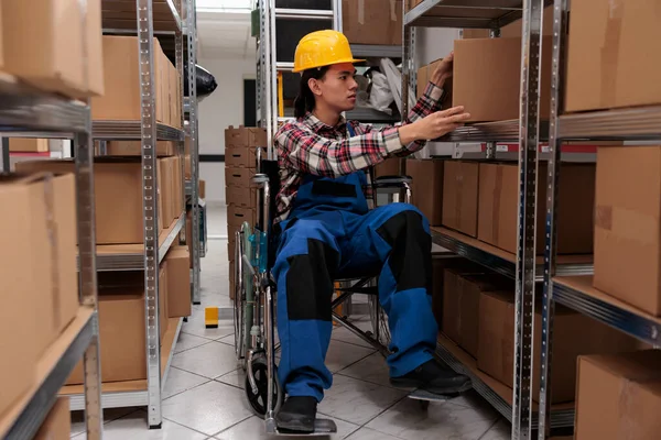 Jovem Asiático Armazém Trabalhador Cadeira Rodas Tendo Parcela Prateleira Catador — Fotografia de Stock