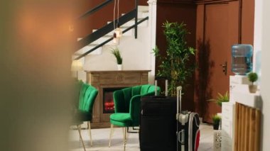Otel otelindeki boş dinlenme odası. Şık iç tasarımı, şık koltuğu, pahalı resepsiyonu ve ön masası var. Lüks süslemeleri olan bir otel lobisi. Kayıt yaptırın..