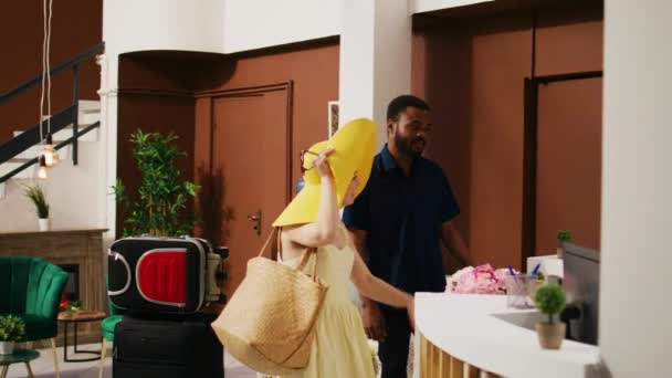 Hotelgäste Betreten Die Lobby Sich Für Den Sommerurlaub Tropenresort Anzumelden — Stockvideo