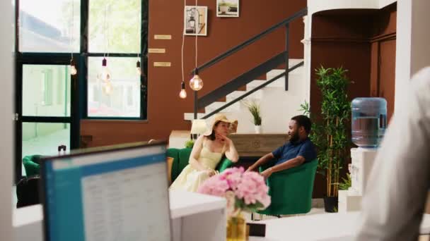 Funcionários Hotel Conversando Com Hóspedes Lobby Recepcionista Oferecendo Instalações Luxo — Vídeo de Stock