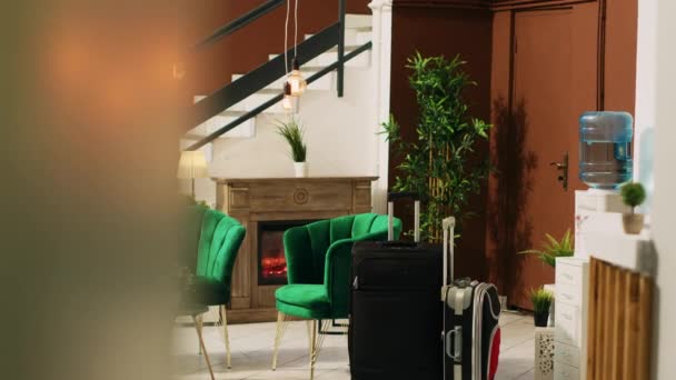上品なインテリアデザインとエレガントなソファ 高価なレセプションとフロントデスクを備えたホテルリゾートの空のラウンジエリア 豪華な装飾とチェックイン登録を持つホテルのロビー — ストック動画