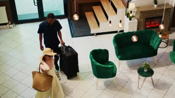 Diversos Turistas Que Chegam Hotel Luxo Para Férias Verão Conversando — Vídeo de Stock