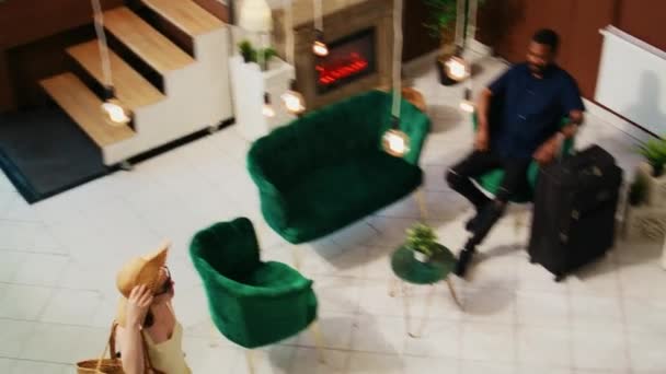 Hotel Concierge Powitanie Kobieta Podróżnik Boy Hotelowy Biorąc Swój Bagaż — Wideo stockowe
