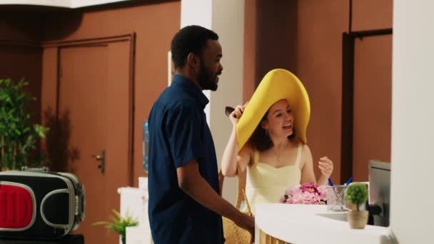 Jeune Couple Réception Hôtel Arrivant Pour Faire Enregistrement Station Tropicale — Video