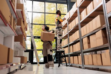 Karton kutular taşıyan bir yönetici müşterilerin siparişlerini hazırlayan, depoda mal envanterinde çalışan biri. Çeşitli depo ekibi müşterileri mal teslimatı için kontrol ediyor. Depo kavramı