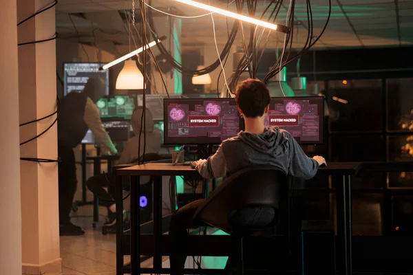 Cibercriminoso Atacando Banco Dados Imortante Hacker Usando Malware Vírus Computador — Fotografia de Stock