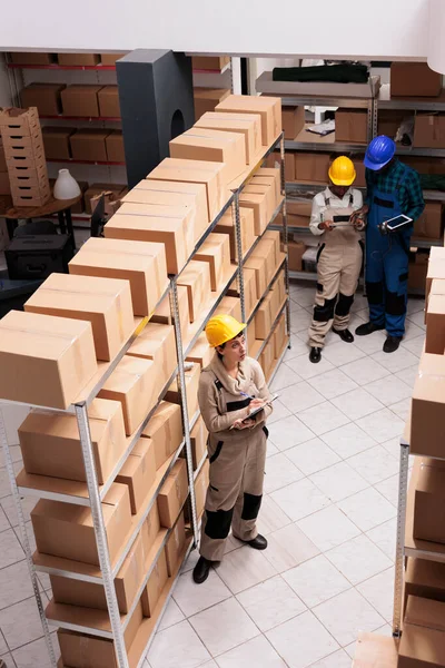 Magazijn Assistenten Staan Buurt Van Kartonnen Dozen Planken Het Doen — Stockfoto