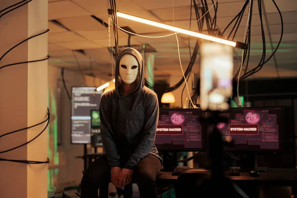 Hacker Irrumpiendo Sistema Informático Atacando Base Datos Cibercrimen Mujer Anónima — Foto de Stock