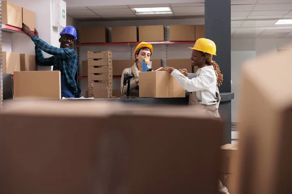 Kierownicy Magazynów Wysyłkowych Pakujący Pudełka Taśmą Klejącą Dystrybucji Zróżnicowani Pracownicy — Zdjęcie stockowe
