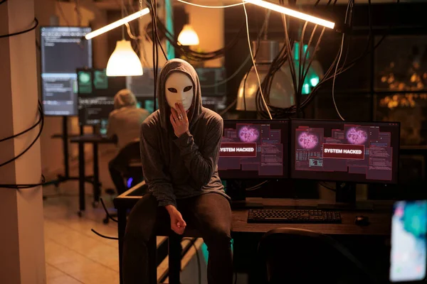 匿名のハッキングコンピュータシステムオンラインサーバーに侵入データベースを攻撃 サイバー犯罪 情報を盗む女性ハッカー 夜間にマルウェアソフトウェアの肖像画をプログラミング — ストック写真
