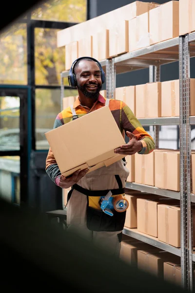 Depo Çalışanı Mal Dağıtımında Çalışıyor Müzik Dinlerken Karton Kutular Taşıyor — Stok fotoğraf