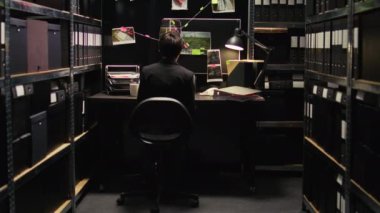 Dedektif gizli dosyalardaki değerli bilgileri okur, bulmacayı çözecek ipuçları bulur ve davayı çözer. Kadın araştırmacı, geçmişteki yasadışı faaliyetleri karşılaştırıyor.