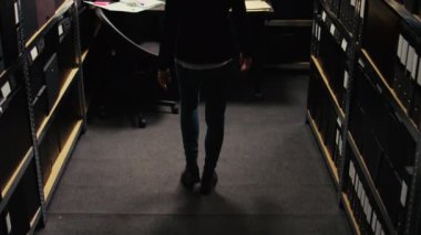 Polis memuru dava hakkında istihbarat topluyor, gizli gerçeği ortaya çıkarmak için kurul ipuçlarına bakıyor. Mahremiyet ihlali ile ilgili dedektiflik yapan bir kadın, suçluyu yakalamaya çalışıyor. El kamerasıyla..