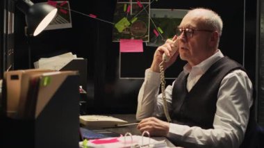 Olay odasında sabit telefonu kullanan bir polis memuru dava şüphelisi hakkında önemli bilgiler paylaşıyor. Kıdemli dedektif gizli operasyonlar yürütüyor. Gizli belgeler, adli raporlar..