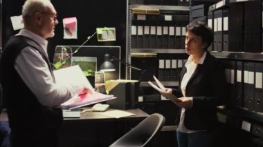 Subaylar gizli görev yapmak ve şüpheliyi yakalamak için gizli dosyaları gözden geçirip kanıtların doğruluğunu değerlendiriyorlar. Dedektifler suç faaliyetleri ve adli bilimler hakkında tartışıyorlar..