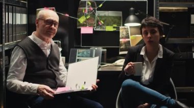İki ajan, video konferansta şüpheli profili oluşturmak için ortaya çıkarılan önemli ipuçlarını paylaşıyorlar. Ortaklar internet üzerinden yapılan tele-iş görüşmesi hakkında müdüre brifing veriyor..