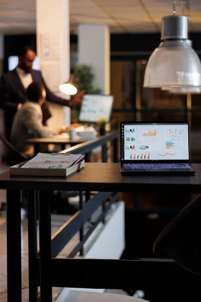 Laptop Mit Finanzgrafiken Auf Dem Bildschirm Auf Dem Tisch Startup — Stockfoto