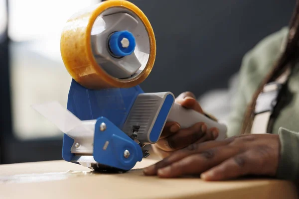Africký Americký Manažer Připravuje Objednávky Zákazníků Lepicí Páskou Balí Výrobky — Stock fotografie