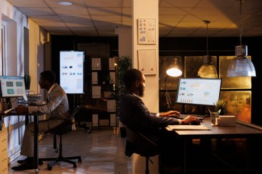 İdari müdür, pazarlama istatistiklerini analiz ediyor. Başlangıç ofisinde proje stratejisinde gece geç saatlere kadar çalışıyor. İşadamı şirket kârını artırmak için iş yatırımları planlıyor