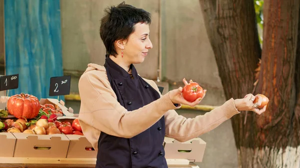 Kobieta Sprzedawca Gospodarstwa Owoców Warzyw Przed Kamerą Prezentując Naturalne Produkty — Zdjęcie stockowe