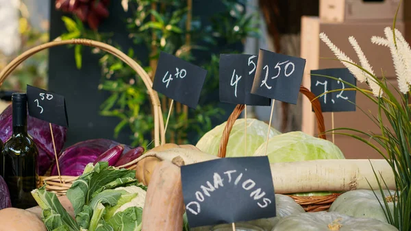 Bauernstand Gefüllt Mit Lokal Angebautem Gemüse Und Weinflaschen Glas Mit — Stockfoto