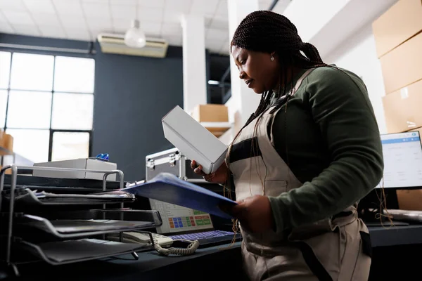 Lavoratore Afroamericano Che Guarda Scatola Cartone Bianca Prepara Gli Ordini — Foto Stock