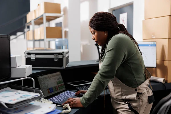 African American Manager Analyzing Goods Logistics Laptop Computer Working Merchandise — Stock Photo, Image