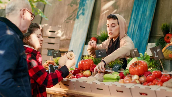 Női Helyi Farmer Beszél Vásárlóknak Hazai Termésről Színes Zöldségeket Gyümölcsöket — Stock Fotó