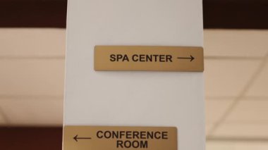 Otel odasının duvarındaki plaketleri ve resepsiyondaki turist konaklama evraklarını kapatın. Konferans odası, spa merkezi ve restoran konforu talimatları