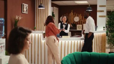 Zengin müşteriler kredi kartıyla resepsiyonda lüks otel odası satın alıyorlar. İş gezisindeki yöneticiler arkadaş canlısı resepsiyonistten ekstra oda konforu satın alıyorlar.