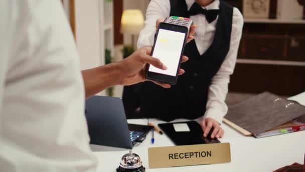 Κοντινό Πλάνο Του Αφροαμερικανού Επισκέπτη Του Ξενοδοχείου Χρησιμοποιώντας Smartphone Banking — Αρχείο Βίντεο