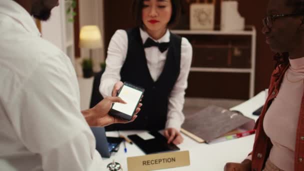 Pos Ödeme Sistemini Kullanarak Fazladan Oda Otel Hizmetlerinin Satın Alınmasını — Stok video