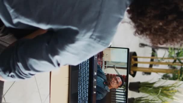 Dikey Video Dünyası Çalışanları Ofiste Internet Bağlantısı Kullanarak Video Konferansında — Stok video