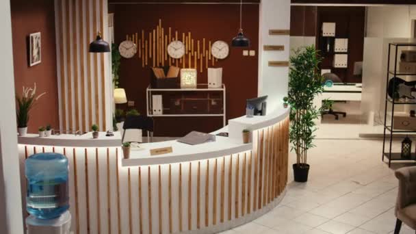 Svuotare Elegante Moderno Resort Lobby Interni Con Mobili Accoglienti Camino — Video Stock