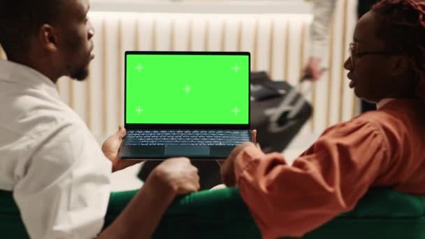 Βαρεμένοι Τουρίστες Βλέποντας Βίντεο Στο Laptop Chroma Κλειδί Πράσινο Οθόνη — Αρχείο Βίντεο