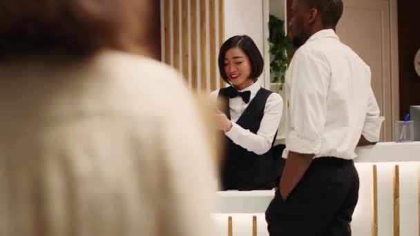 Zengin Turistler Kredi Kartıyla Resepsiyondaki Otel Odasını Satın Alıyorlar Şirket — Stok video