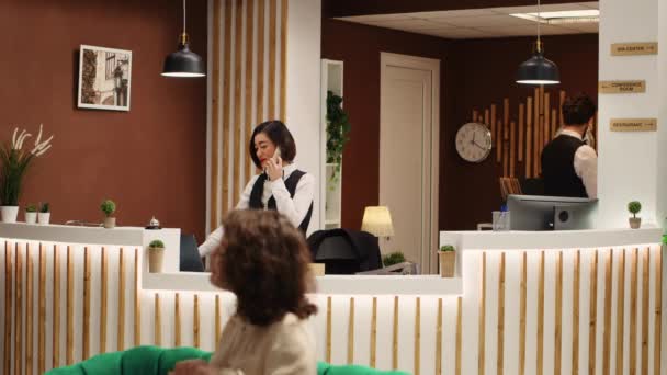 Gülümseyen Asyalı Resepsiyonist Arkadaşı Şık Bir Otel Lobisinde Çalışırken Otel — Stok video