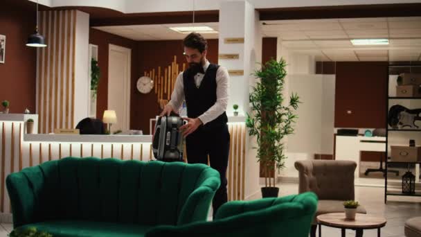 Glückliche Elegante Hotelangestellte Die Check Schalter Steht Aus Nächster Nähe — Stockvideo